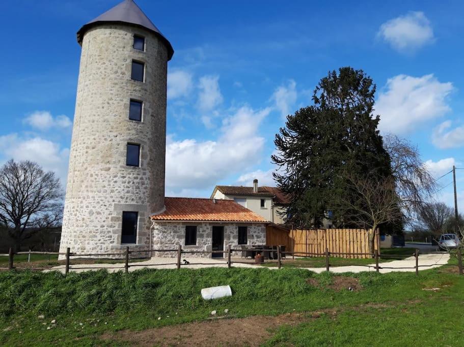 Neuvy-Bouin Loue Ancien Moulin A Vent Avec Piscine Et Jacuzziヴィラ エクステリア 写真